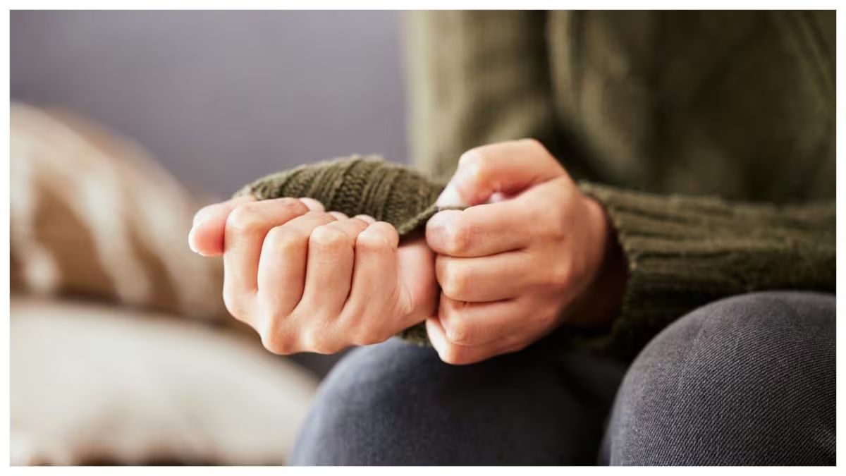 Contenuto articolo Primo piano di mani intrecciate e serrate con forza, gesto che esprime ansia, tensione emotiva e disagio interiore, simbolo di stress psicologico e difficoltà emotive.